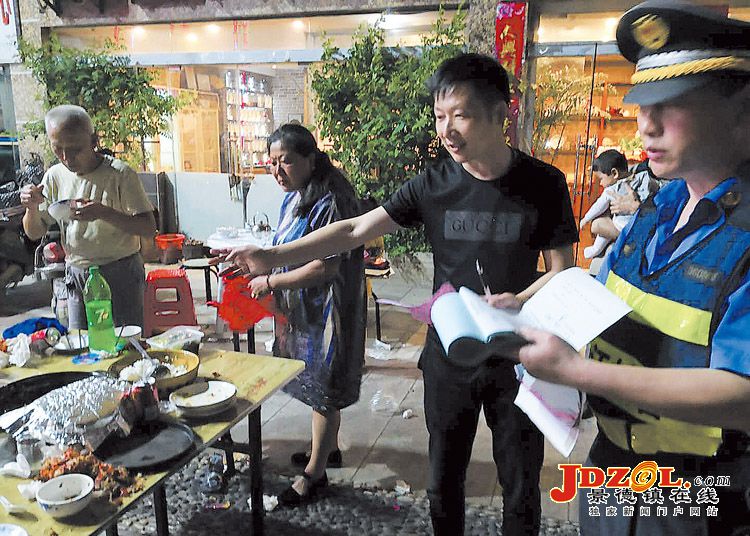 [双创双修]昌江城管开展夜宵摊点整治行动