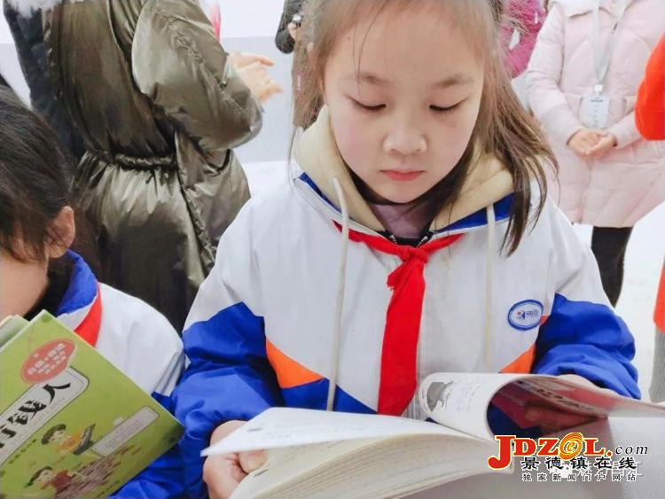 【暖新闻·江西2019】新联会及爱心志愿者协会为市十六小学赠书